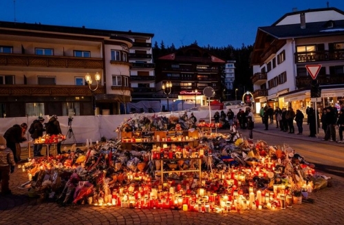 Davanti al bar di Crans-Montana bruciano candele in segno di lutto. Anche Rotary esprime la propria solidarietà